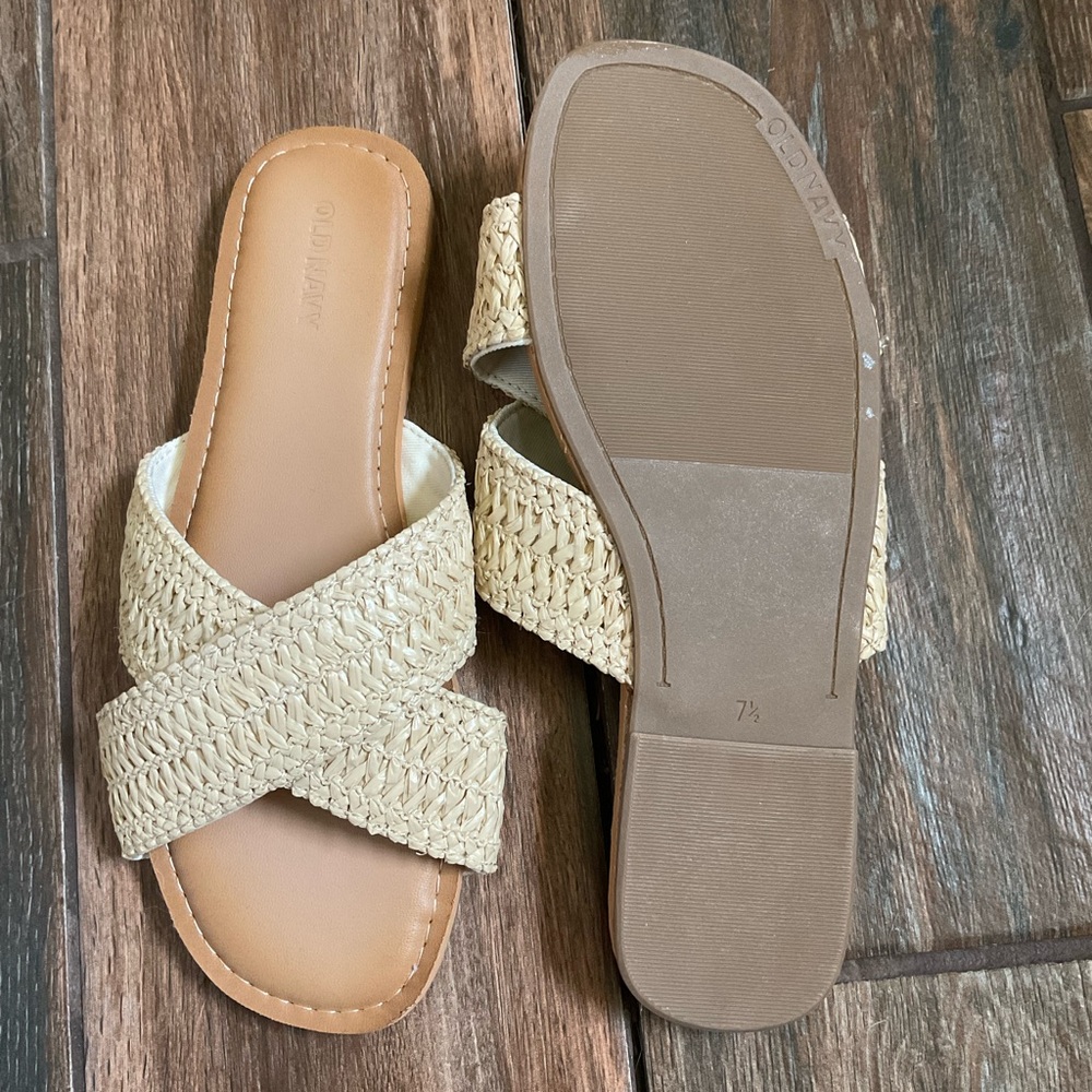 NWOT  Old Navy Size 7 1/2 sandal - Picture 2 of 2